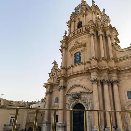 Achille, Mit Blick Auf Den Duomo Ragusa