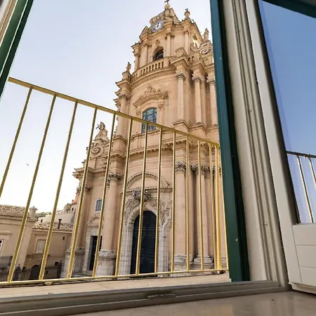 Achille, Mit Blick Auf Den Duomo