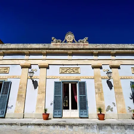 Achille, Mit Blick Auf Den Duomo Ragusa