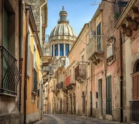 Achille, Mit Blick Auf Den Duomo * Ragusa